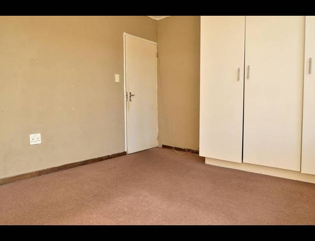 2 BEDROOM APARTMENT FOR SALE IN FLORIDA LAKE